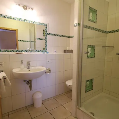 Szálloda Weinhotel / Zur Sonne 3*